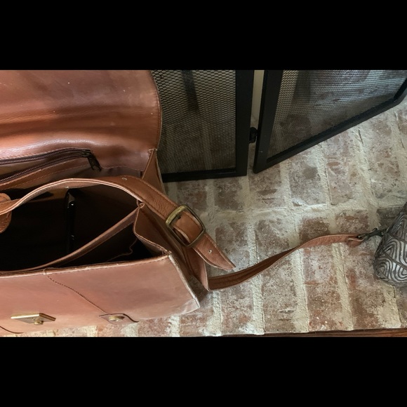 Volare Tan Leather Unisex Messenger Bag - Picture 14 of 15